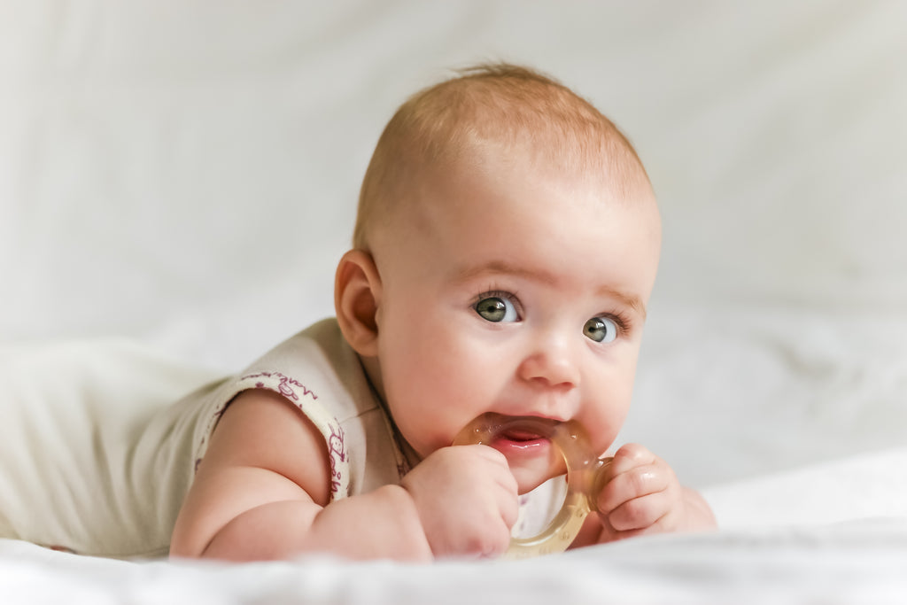 Guide til din babys – Membantu