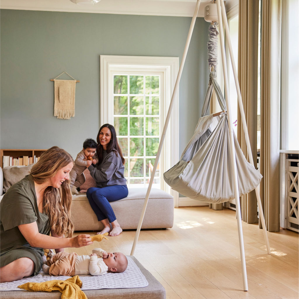 Slyngevugge med vuggemotor og veggstativ